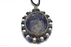 Pendentif cabochon Lapis Lazuli sertit avec des Perles Naturelles et de Sodalite