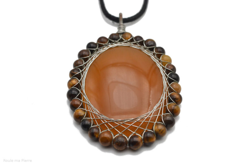 pendentif Agate miel sertie avec des perles Oeil de Tigre