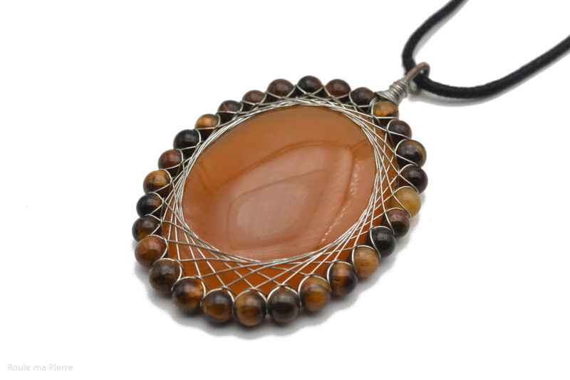 pendentif Agate miel sertie avec des perles Oeil de Tigre