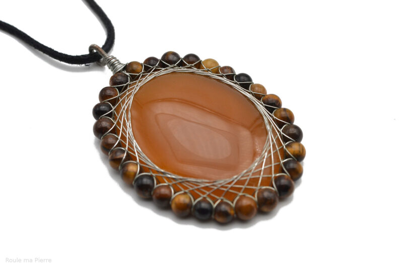 pendentif Agate miel sertie avec des perles Oeil de Tigre