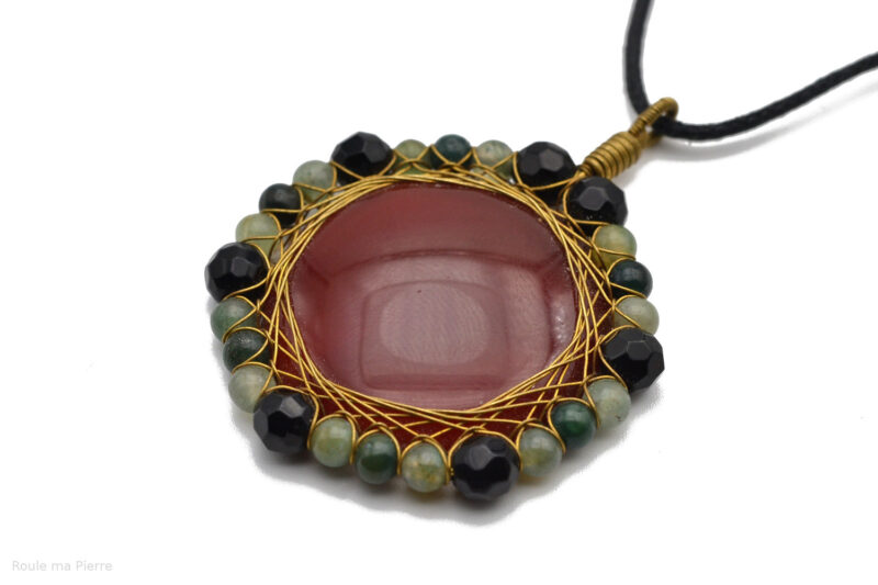 pendentif agate rouge sertissage hexagonal Agate verte et perles facettées verre noir