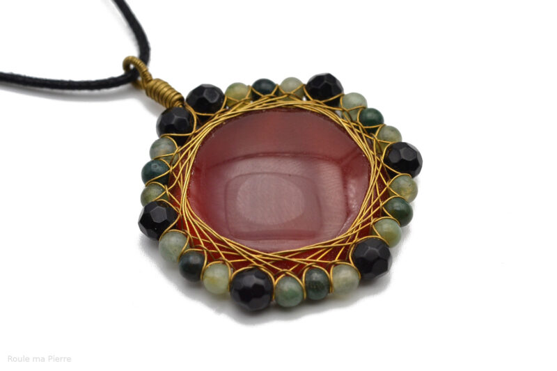 pendentif agate rouge sertissage hexagonal Agate verte et perles facettées verre noir